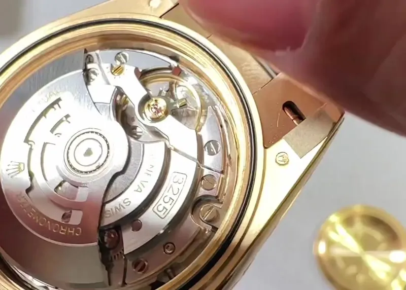 Movimento Dandong 3255 dentro do Day-Date m228238-0004 da VS